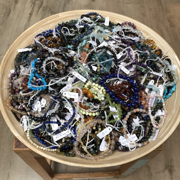 Verschillende edelsteen armbanden in de Winkel