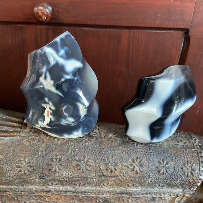 Orka Agaat Vlam Sculptuur in de winkel - Afbeelding 3