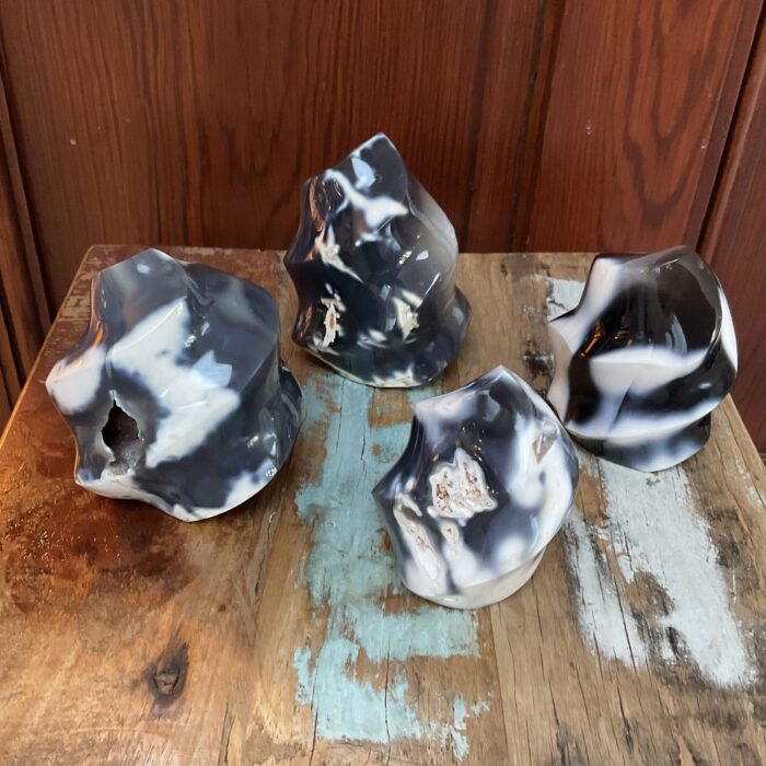Orka Agaat Vlam Sculptuur in de winkel - Afbeelding 2