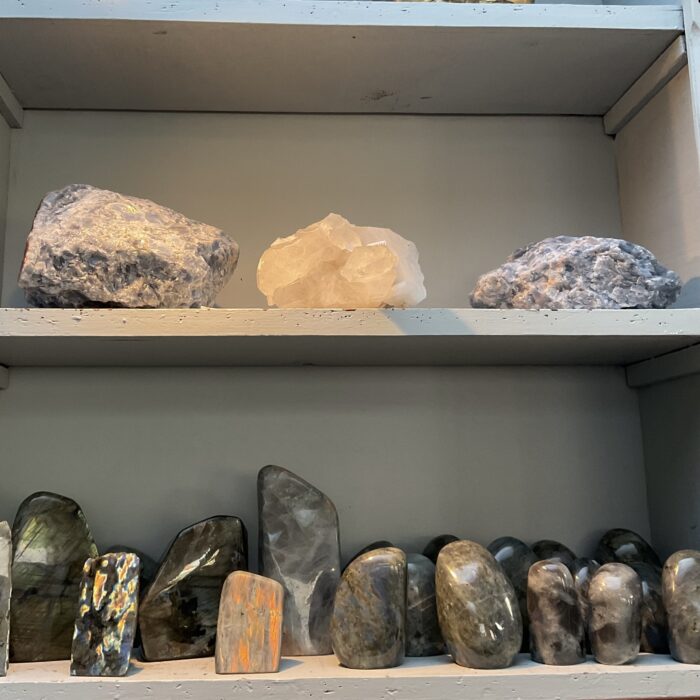 Verschillende ruwe stenen in de Winkel