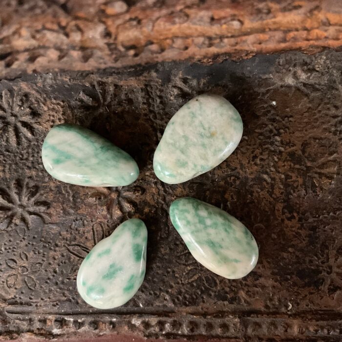 Groene Jade hanger doorboord