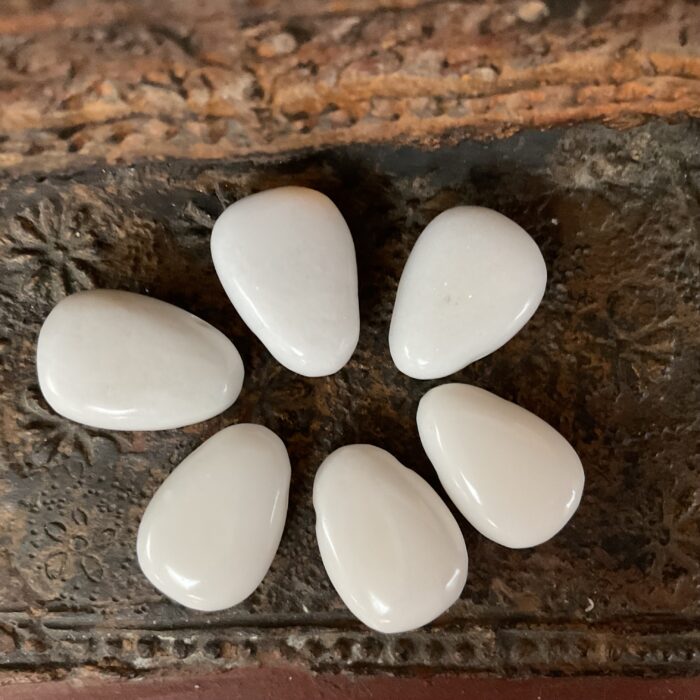 Witte Jade hanger doorboord