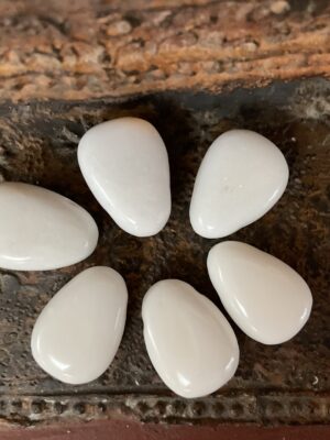 Witte Jade hanger doorboord