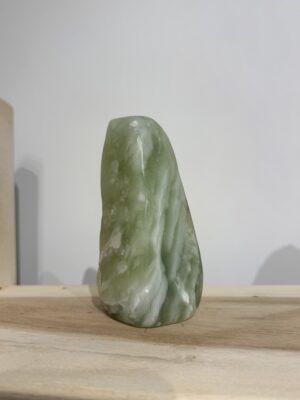 Jade geslepen staand